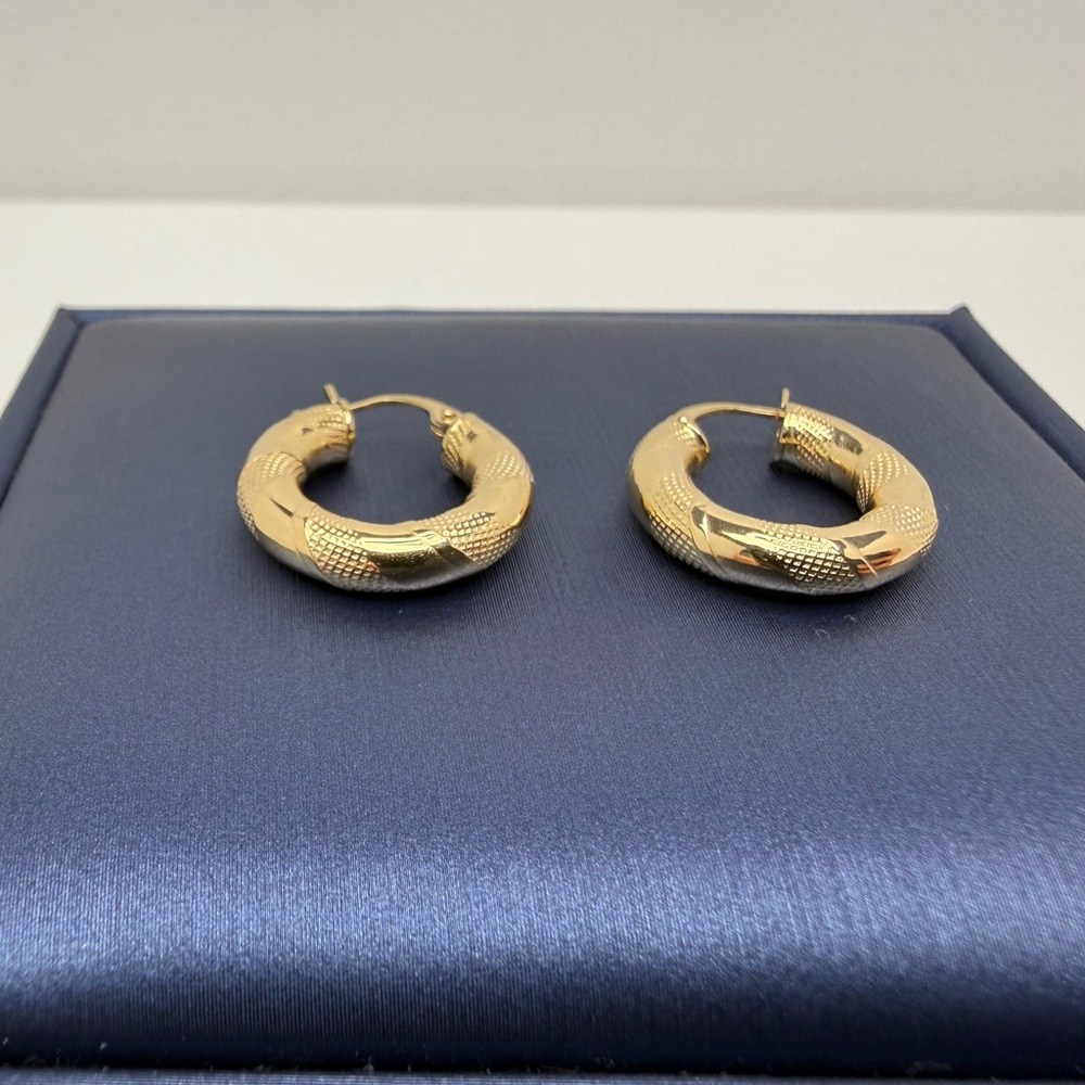 18K Genuine YG Gold Textured Hoop Earrings 18mm (Preowned) - Picture 3 of 17